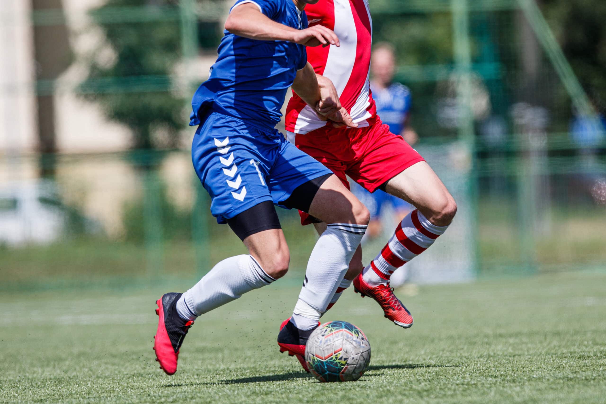 atletas de fim de semana jogando futebol