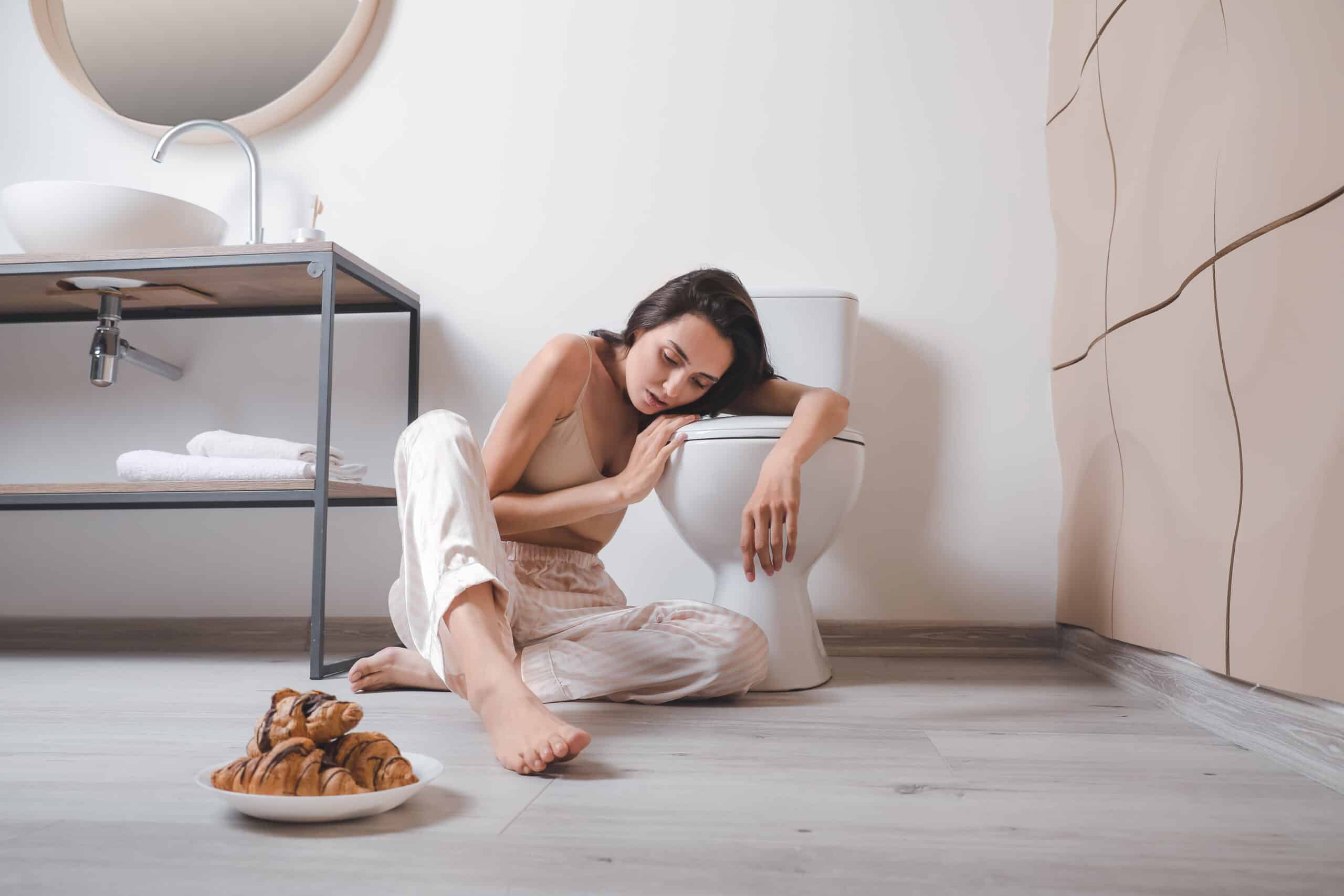 transtornos alimentares: mulher com bulimia no banheiro