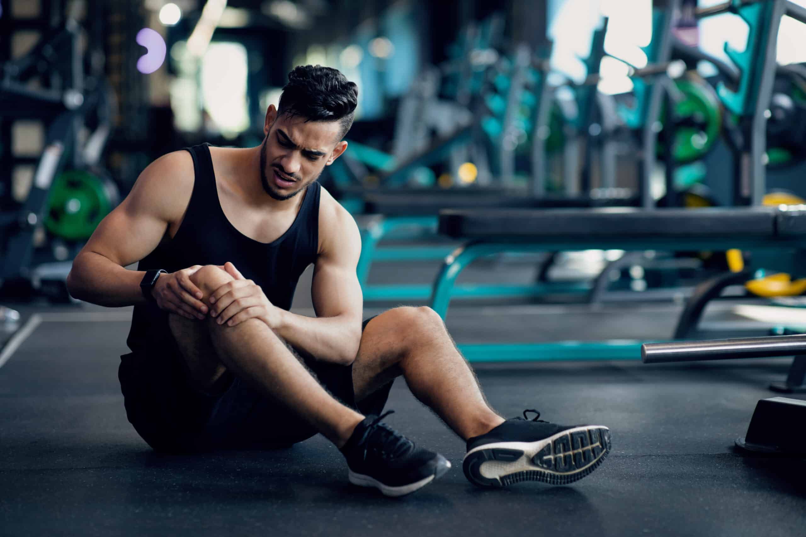 homem com lesão no joelho na academia crossfit lesiona reabilitação de lesões