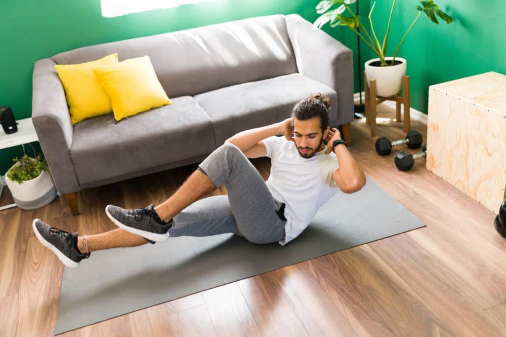 homem treinando em casa