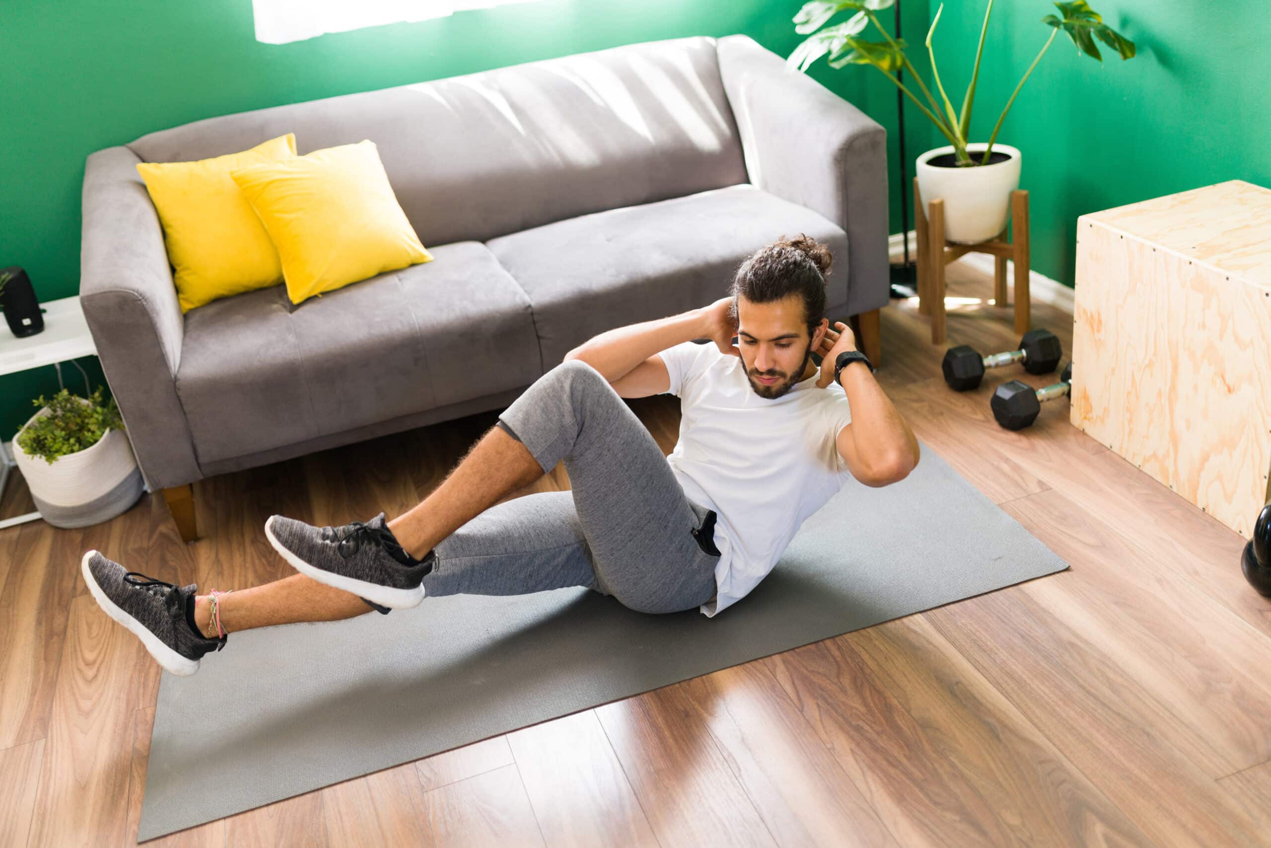 homem treinando em casa