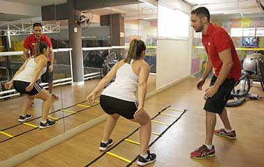 treino escada personal trainer e aluna em osasco