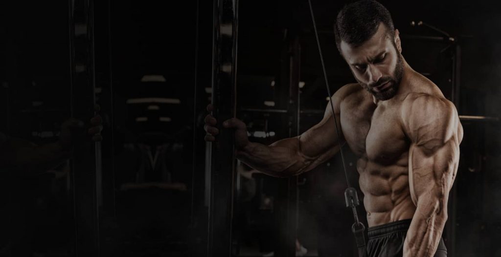 homem treinando triceps