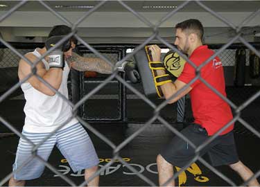 personal trainer e aluno luta boxe