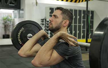 personal trainer executando movimento de clean