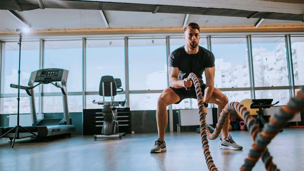 homem treinando com corda naval