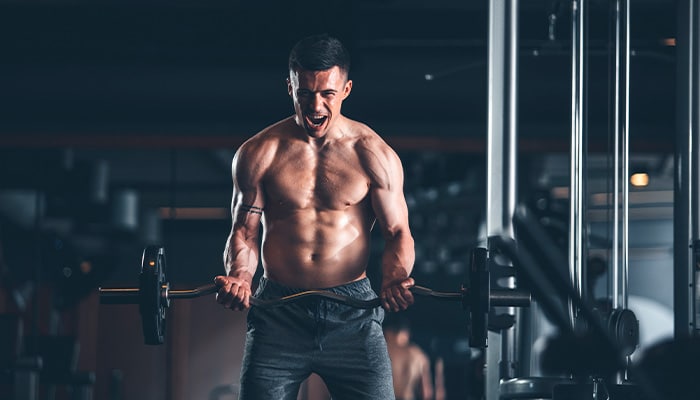 homem fazendo rosca direta musculação