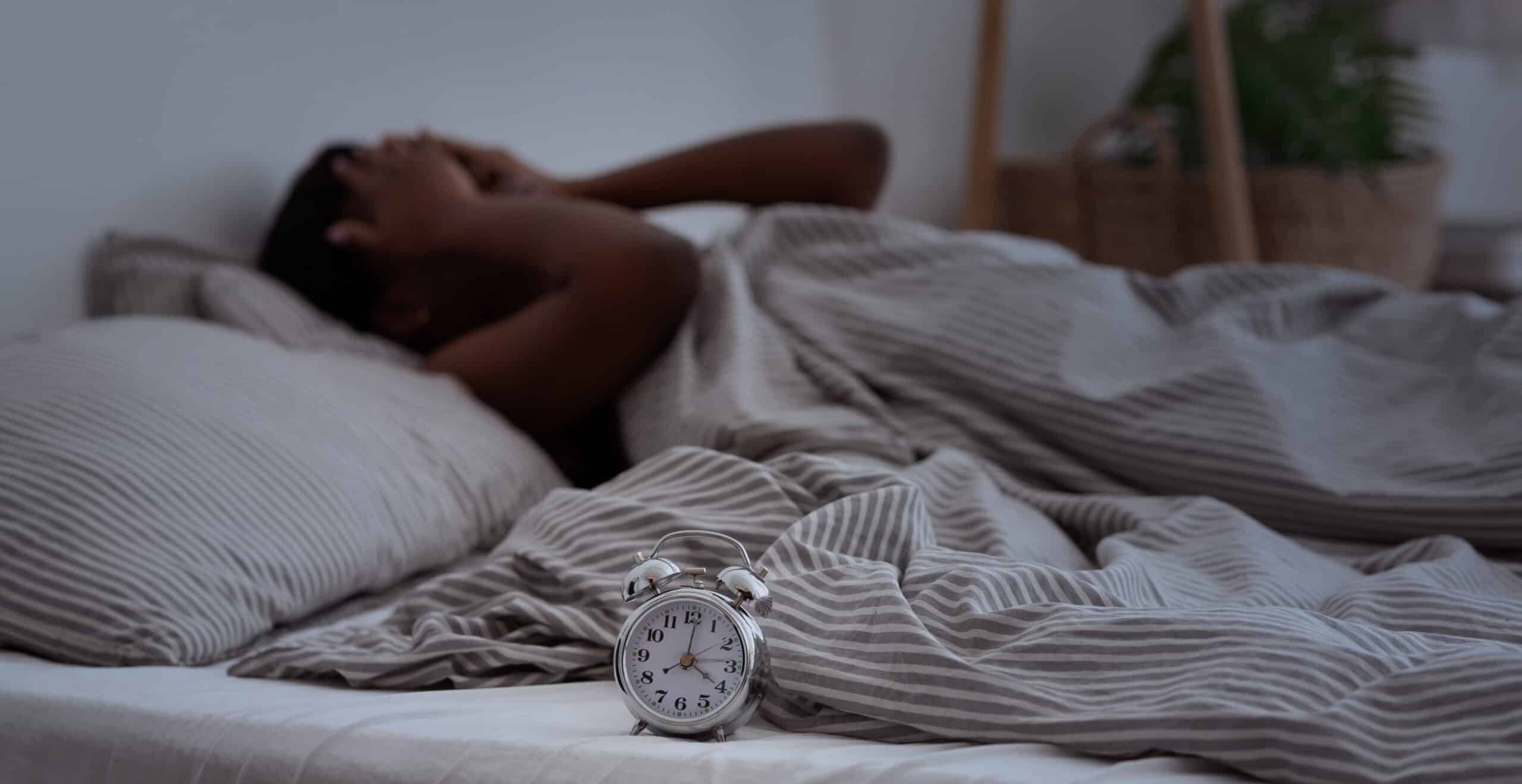 mulher com insonia dormir pouco