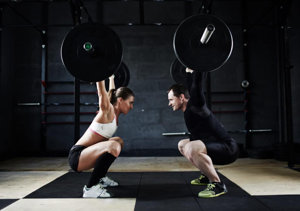 casal treinando agachamentos no crossfit