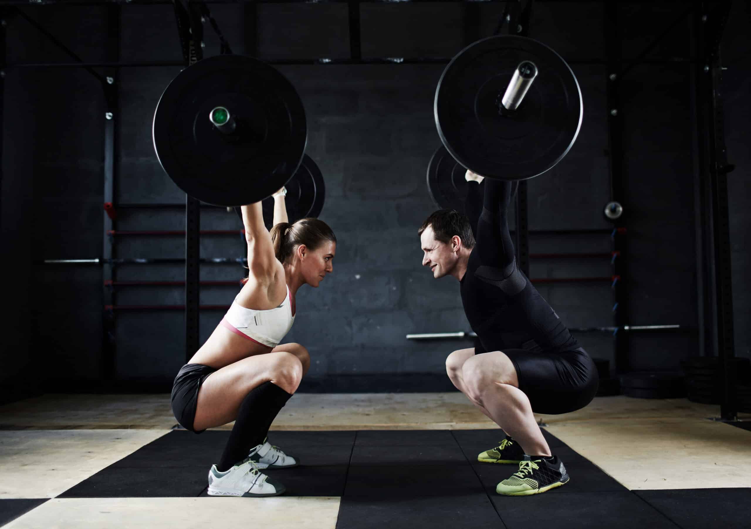 casal treinando agachamentos no crossfit