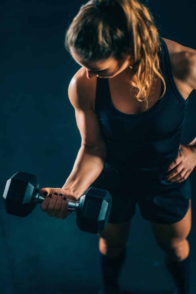 mulher treinando musculação