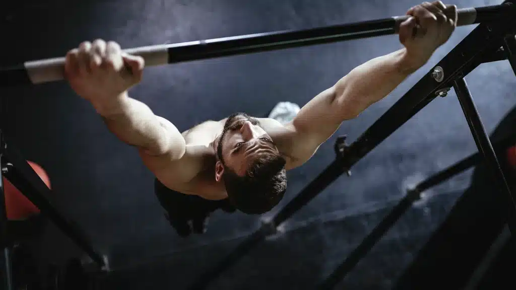 como escolher um box de crossfit homem treinando na barra