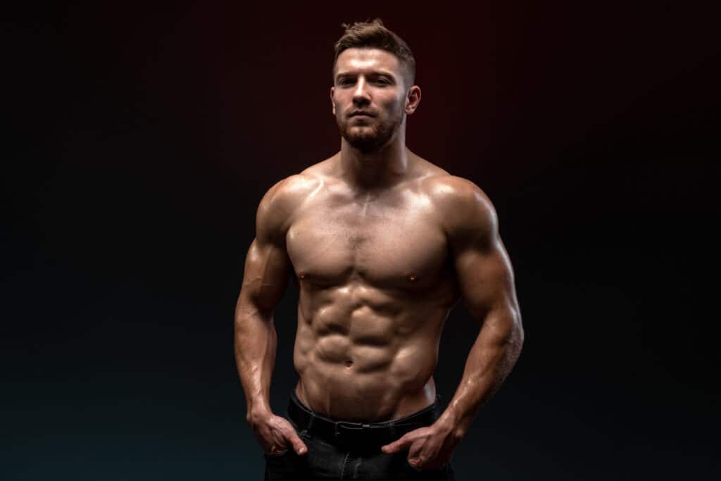 homem com bastante hipertrofia muscular