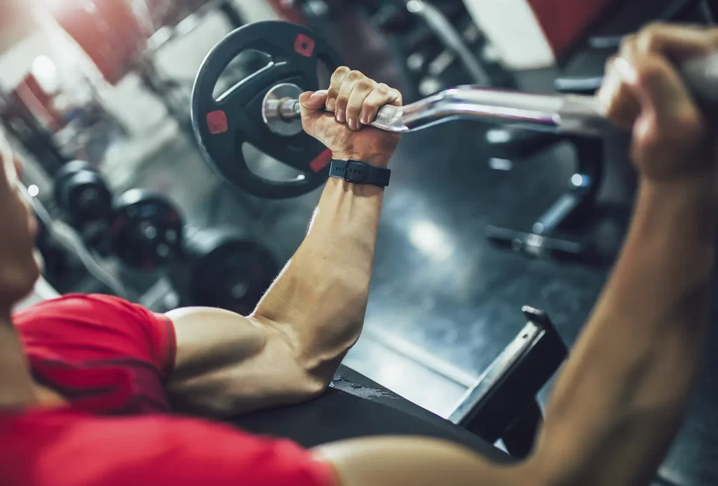 homem treinando biceps treino de força na academia
