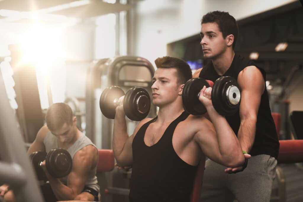 homem treinando com personal trainer