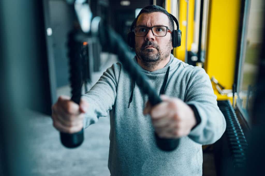 tríceps pulley homem treinando musculação buscando como emagrecer após os 40