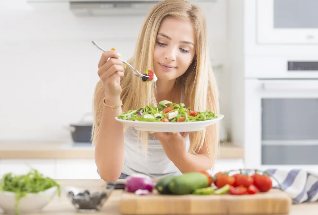 moça comendo comida saudável
