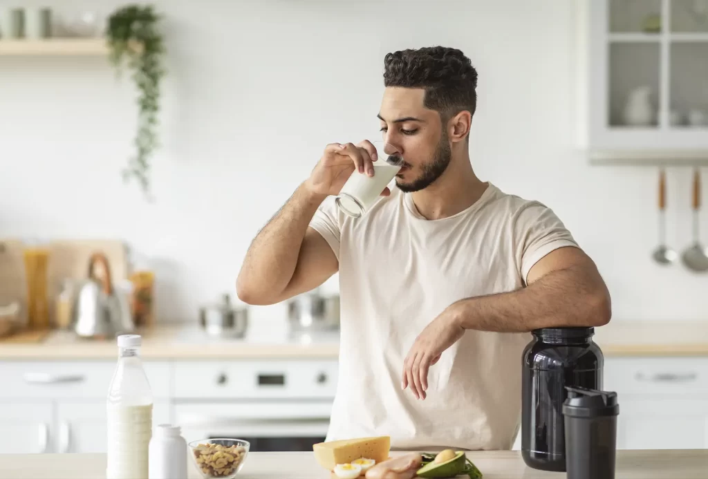 atleta bebendo whey protein dieta de um atleta