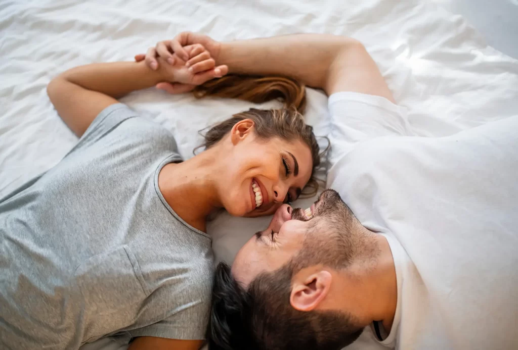 beneficios dos exercícios na vida sexual casal deitado