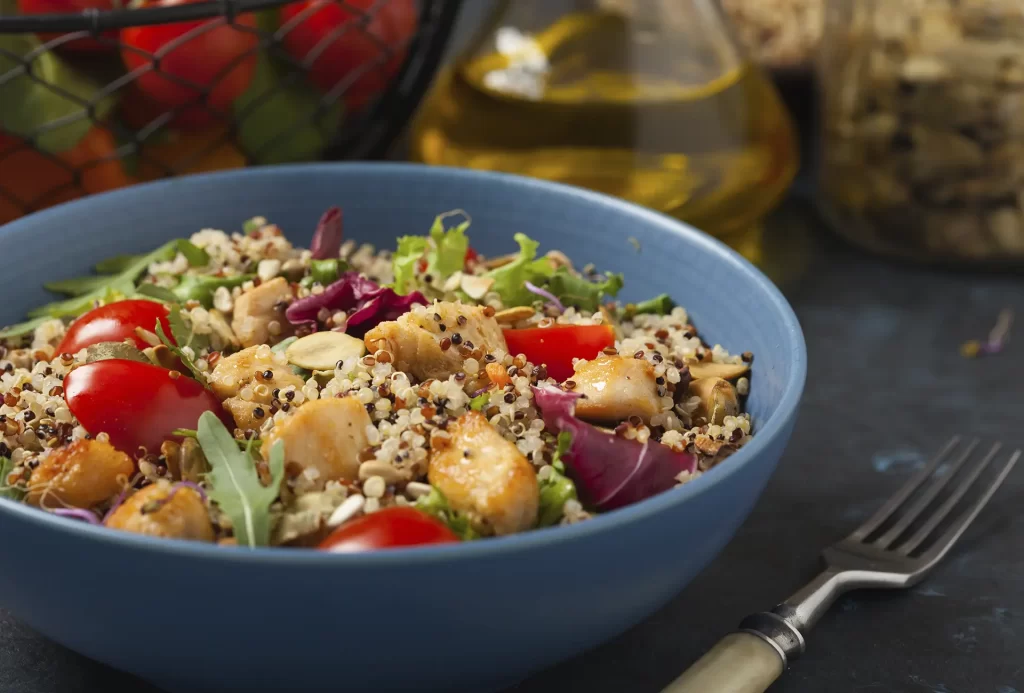 frango e quinoa opção de Jantares Leves e Ricos em Proteínas