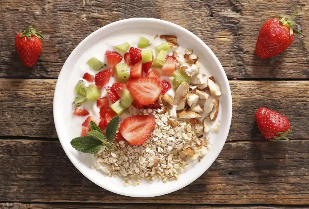 lanche pre-treino iogurte e frutas