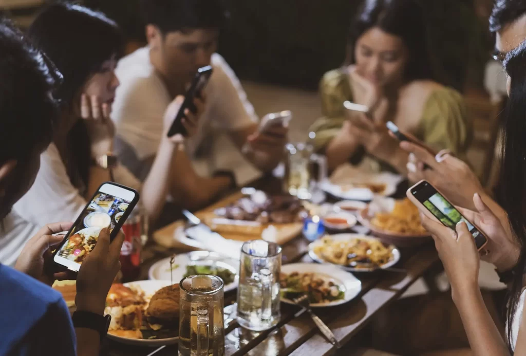 mudar habitos em 2024 redes sociais pessoas na mesa em rede social sem interagir