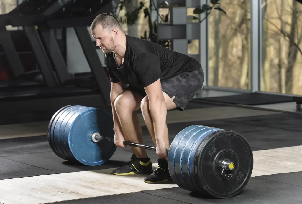 homem fazendo musculação - deadlift