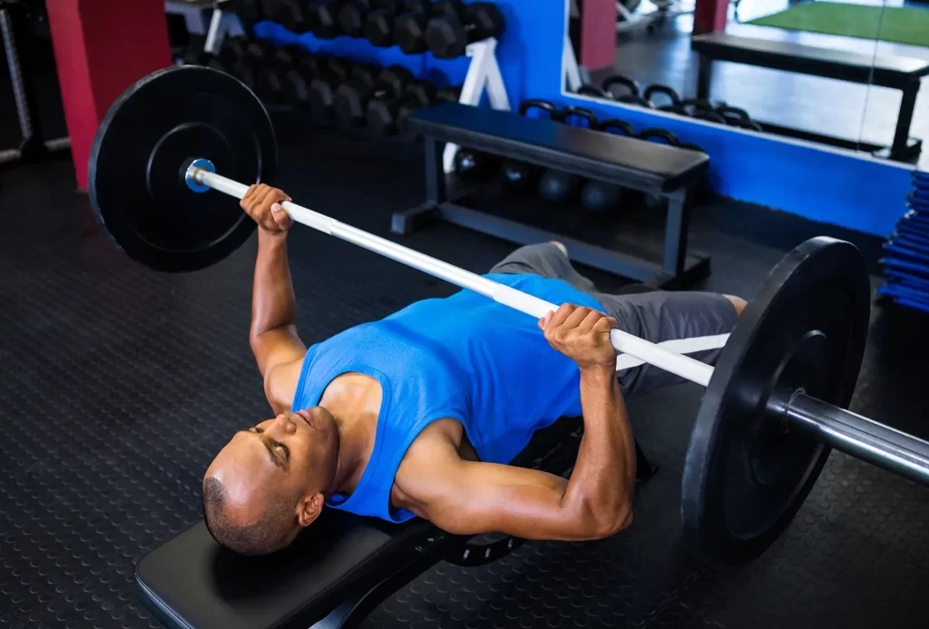 homem treinando musculação supino