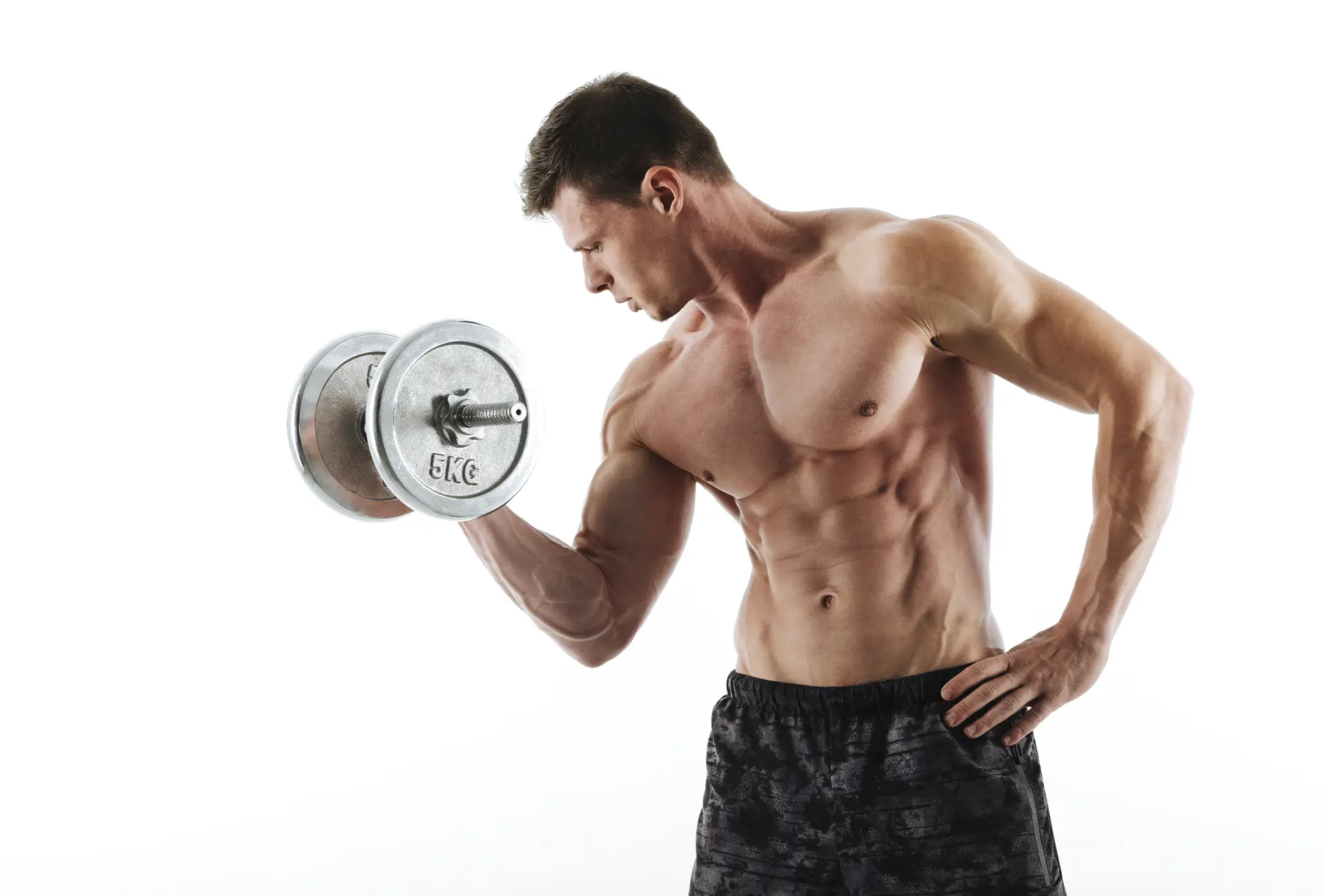 homem treinando para superar o efeito plato na musculação o que é musculação