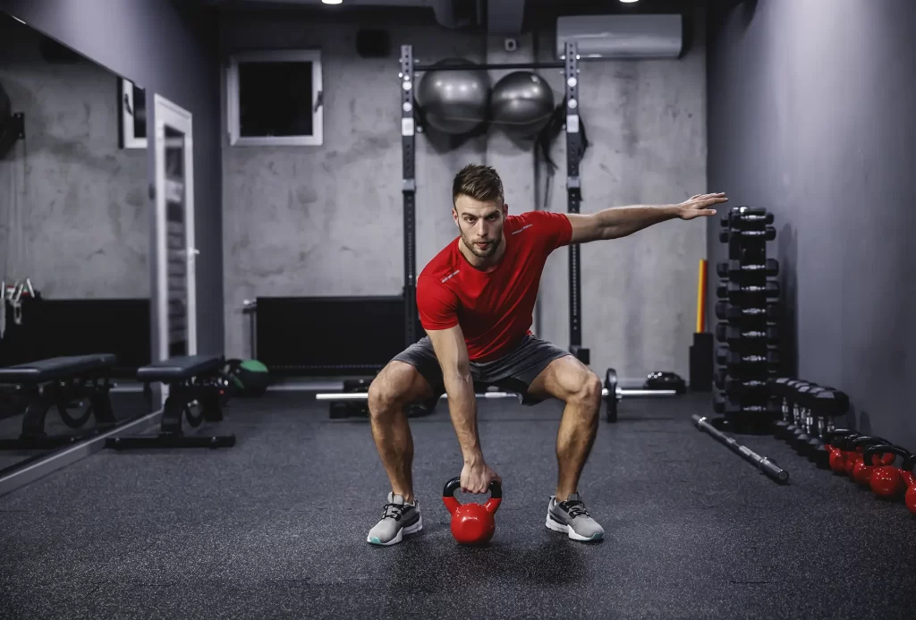 treino funcional equipamentos homem com kettlebell