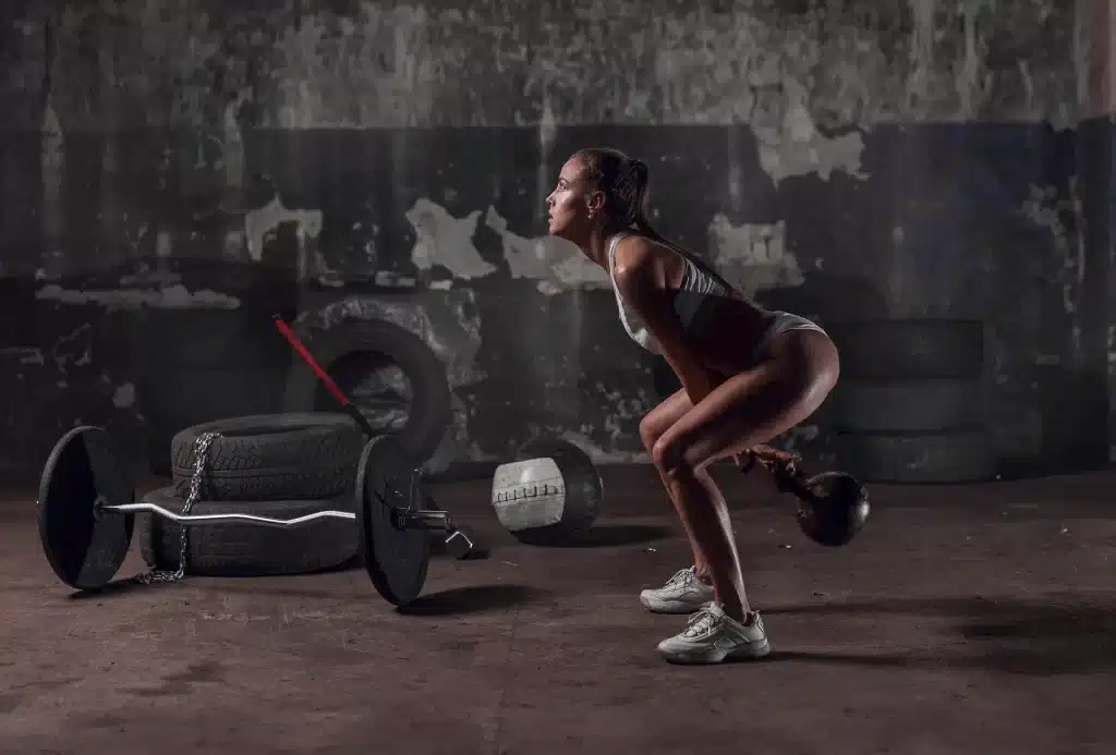 treino-funcional-mulher-treinando-com-kettlebell
