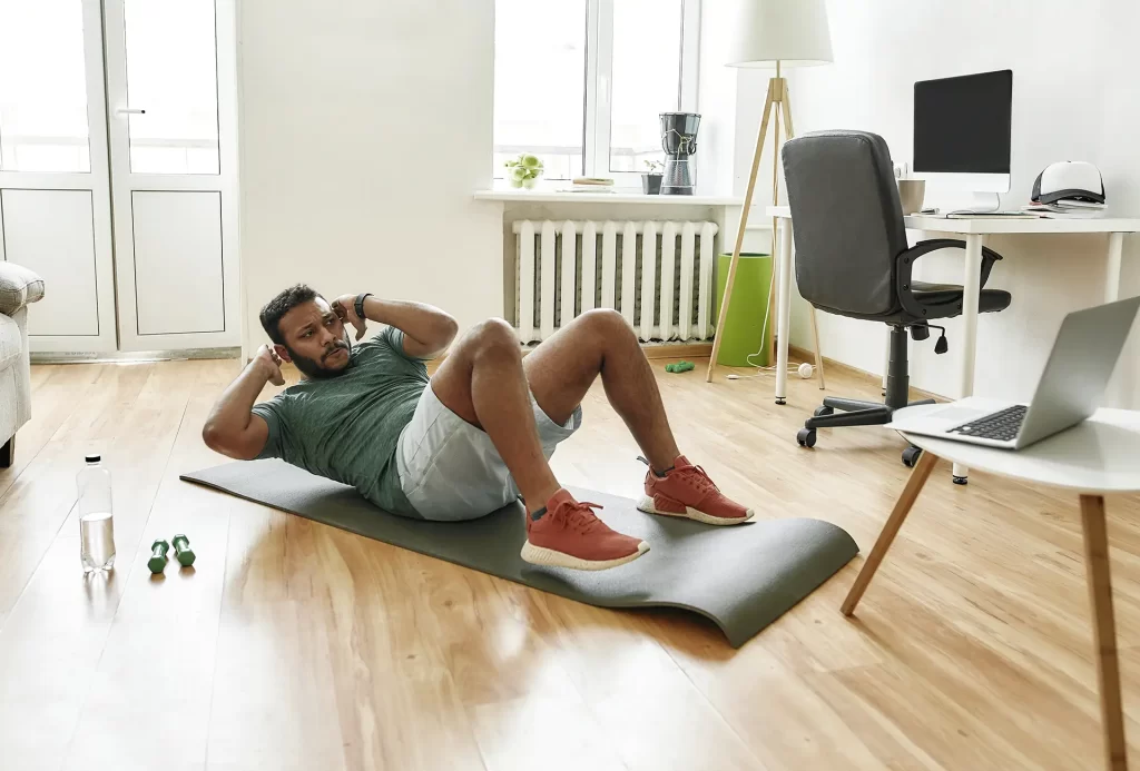 homem fazendo treinos da internet abdominal