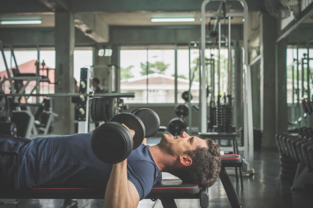 supino academia de musculação