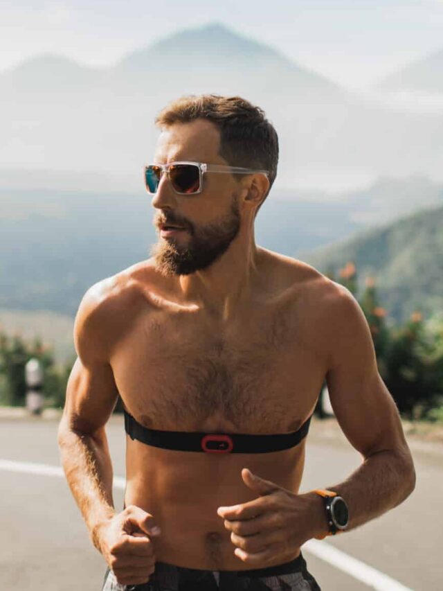 O Poder do Exercício na Prevenção de Doenças Cardíacas homem com frequecimentro correndo corrida de rua coração treino cardiovascular