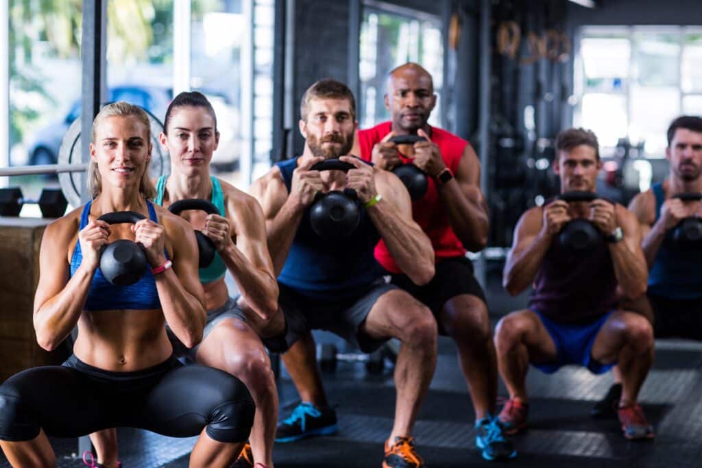 pessoas treinando com kettlebell