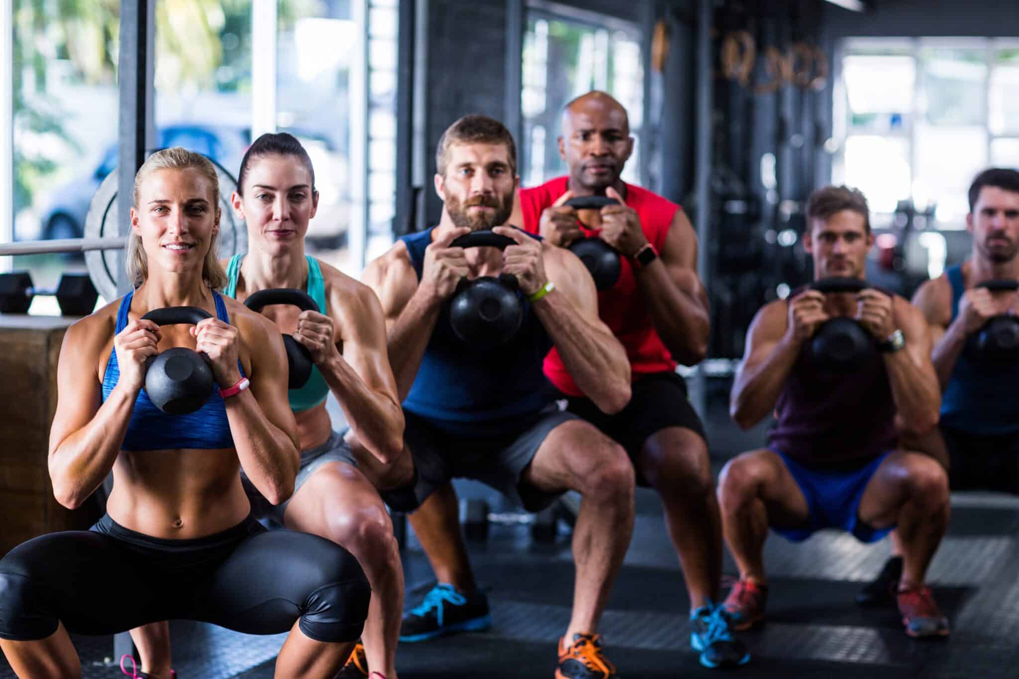 pessoas treinando com kettlebell