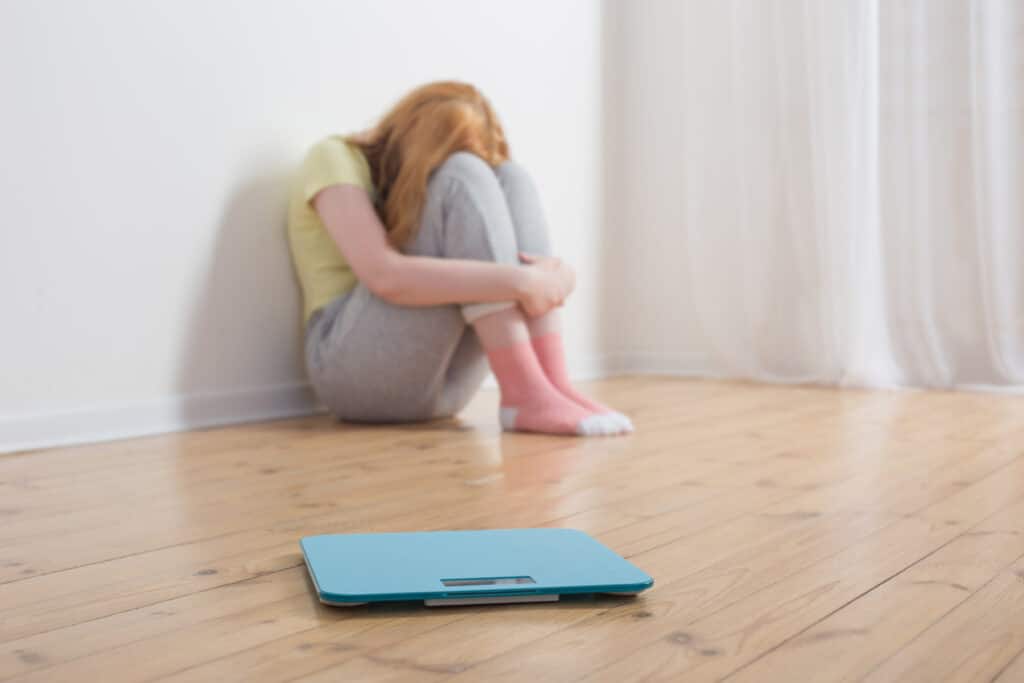 erros para emagrecer mulher triste com a balança