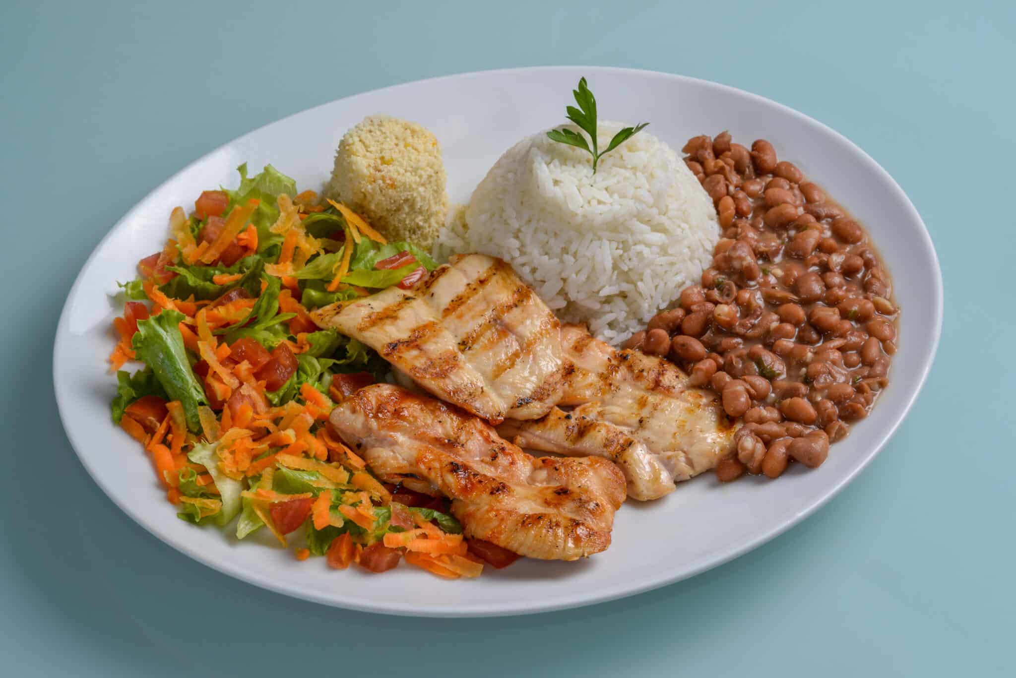 arroz e feijão com frango e salada