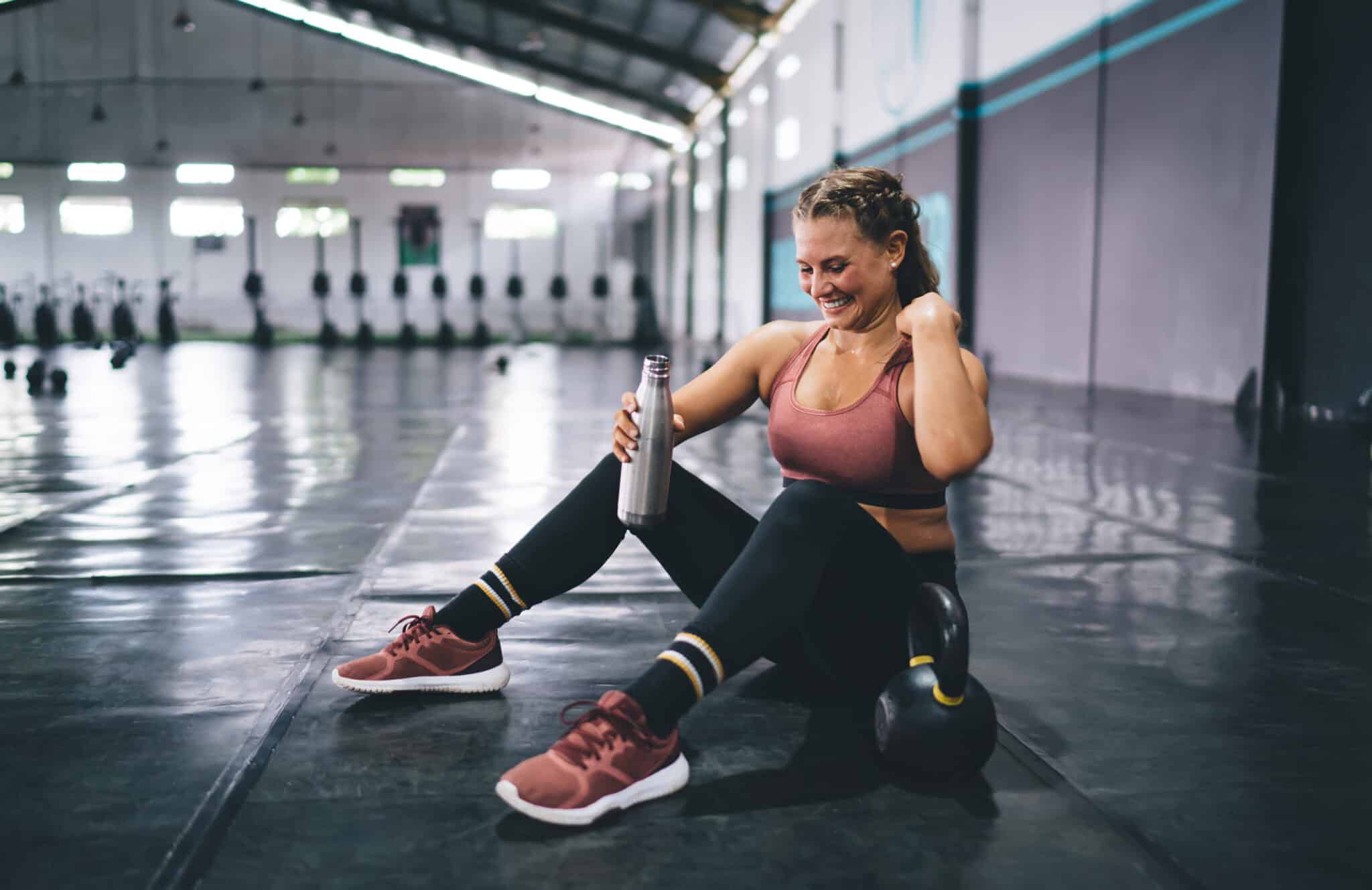 mulher bebendo agua hidratação nos esportes crossfit