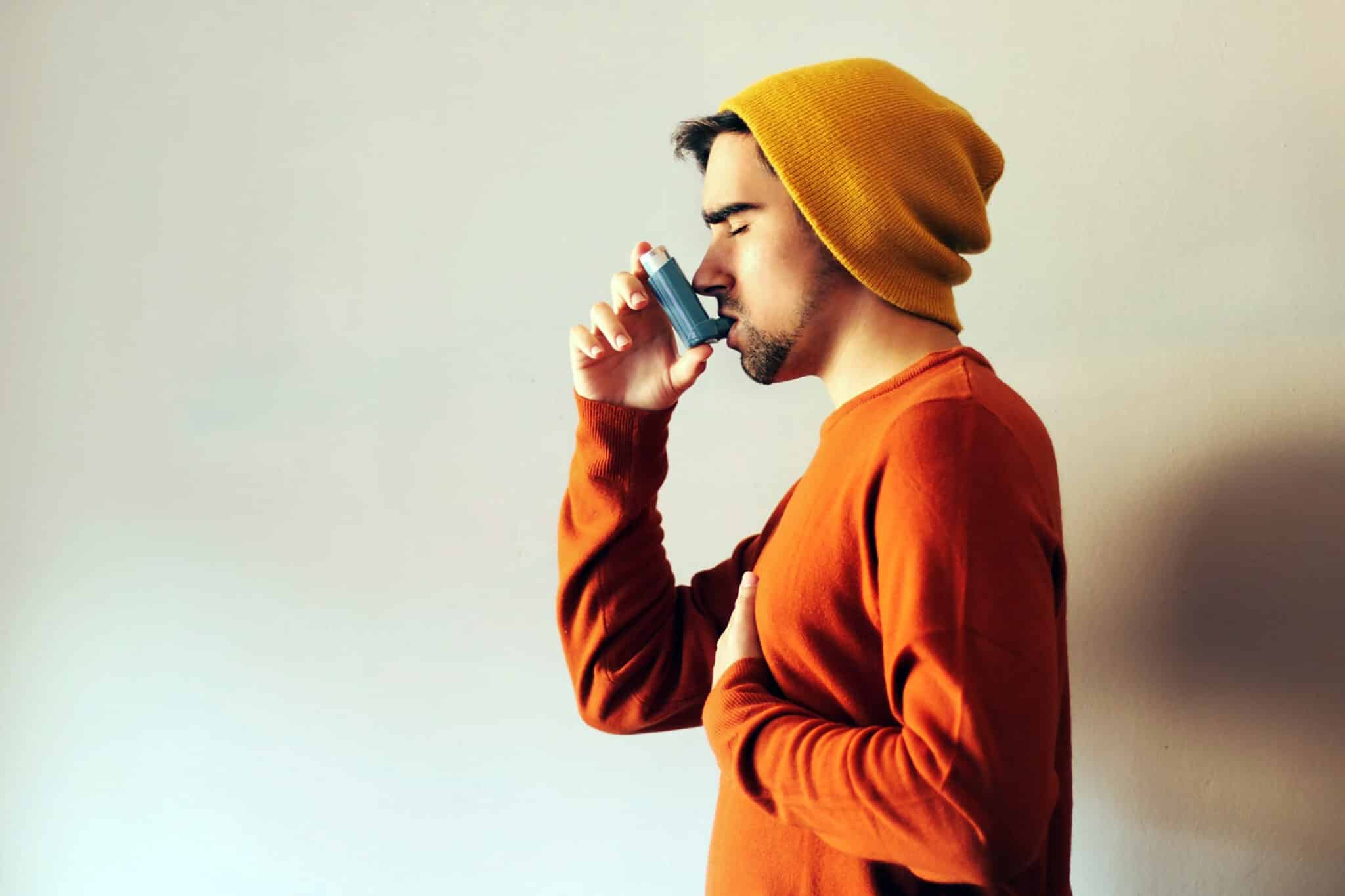 homem com bombinha de asma