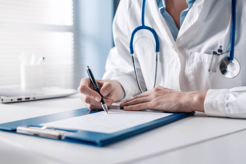 médico