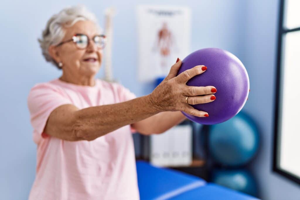 treino reabilitação avc senhora bola