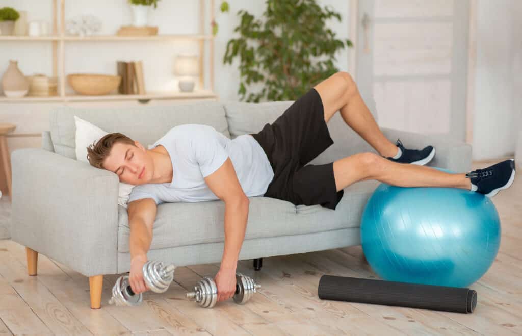 homem cansado treino overtraing